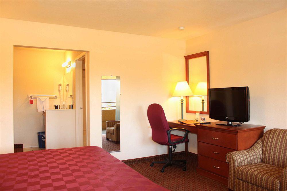 Ramada By Wyndham Near Seaworld / Mission Beach San Diego Exterior foto